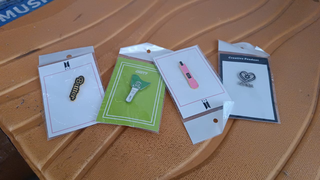 Stylish Metal Badge Pin – Single Piece (Random Design)